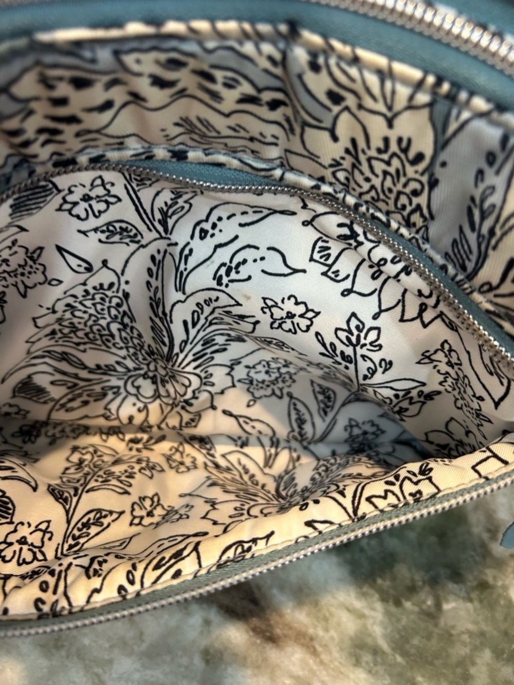 Vera Bradley triple compartment Crossbody in tiger lily blue has stains GUC - Picture 4 of 9
